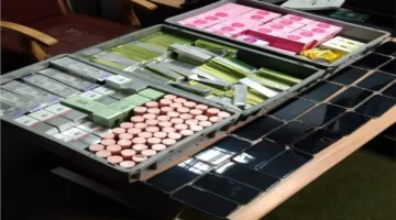 مطار الإسكندرية يحبط تهريب 29 هاتفاً محمولاً و243 عبوة مستحضرات تجميل خلال إحدى العمليات الأمنية